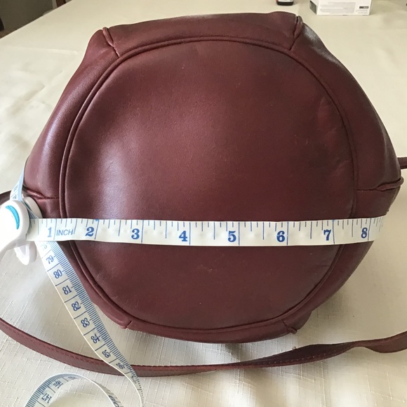 Iconic Cartier leather bucket shoulder bag with dust cover. - Picture 5 of 10